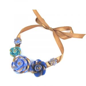 bakreno-modra-ogrlica-z-rožami-Tina-Vehovar