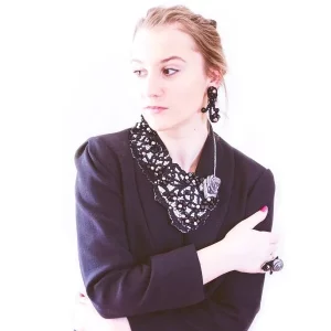 ekstravagantna crna ogrlica na modelu_TinaDesign