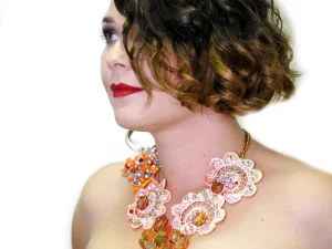 oranzna ekstravagantna ogrlica na modelu TinaDesign