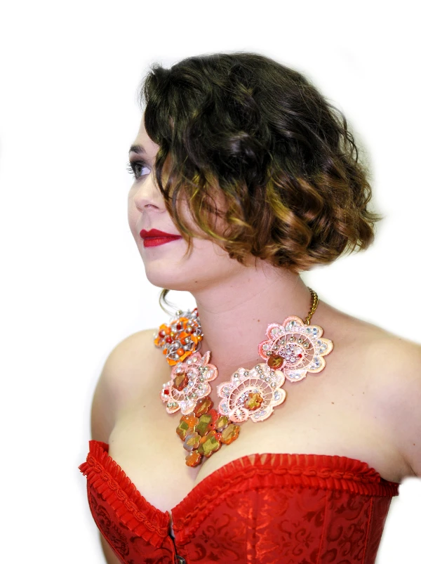 oranzna ekstravagantna ogrlica na modelu TinaDesign