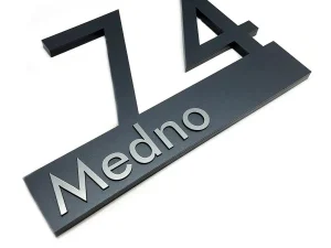 antracit siva 3D hisna stevilka v prasno barvanem videzu in srebrim kovinskim naslovom_TinaDesign