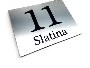 kovinsko srebrna tablica classic z gravirano crno &scaron;tevilko in napisom_TinaDesign