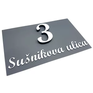 siva mat tablica z belim napisom in 1-mestno 3D stevilko_Tina Design