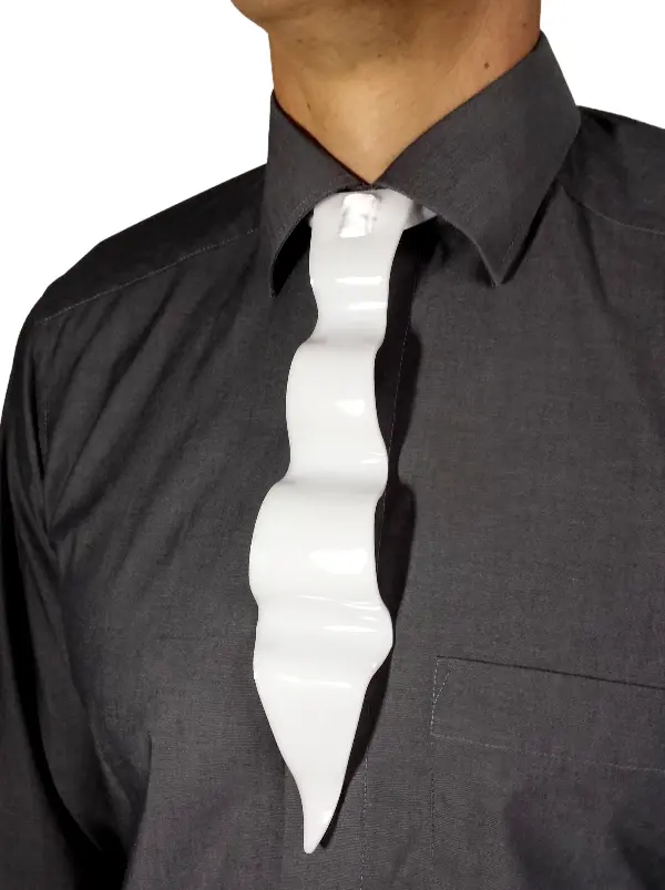 bela pleksi valovita moska kravata na modelu s temno srajco TinaDesign
