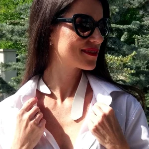 bela zavita top ogrlica na modelu_TinaDesign