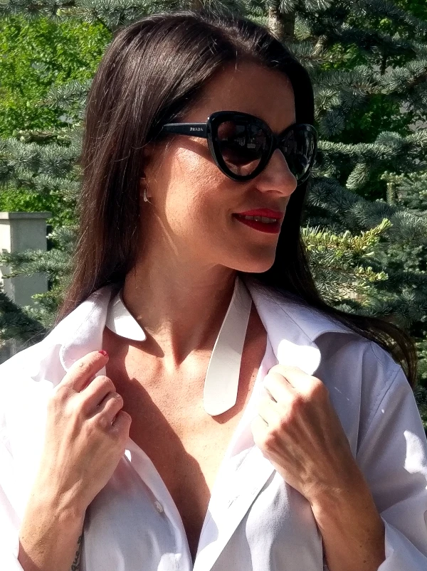bela zavita top ogrlica na modelu_TinaDesign