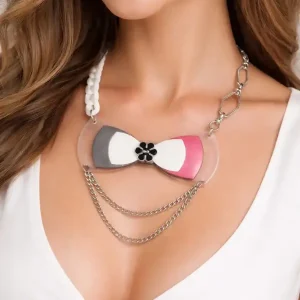 belo srebrn metuljcek za zenske na modelu Tina Design