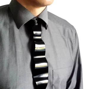 crna pleksi valovita moska kravata na modelu TinaDesign
