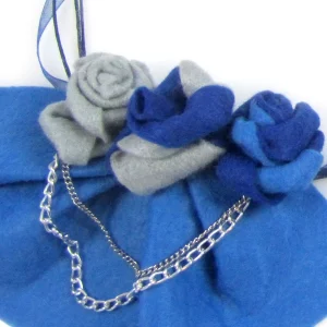 detajli modre fresh ogrlice iz filca z vrtnicami_TinaDesign