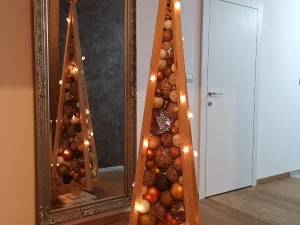 leseno novoletno drevo s kroglami po narocilu TinaDesign