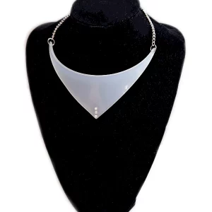 mlecno bela top ogrlica s kristali swarovski in ketnico TinaDesign