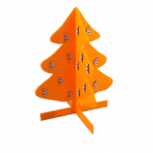 oranzna pleksi smrekica z malimi logotipi podjetja tinadesign