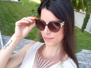 pudrasta crystal top ogrlica swarovski by tinadesign na modelu