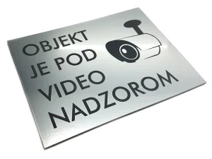 samolepilna srebrna tablica objekt je pod video nadzorom s crno gravuro_TinaDesign