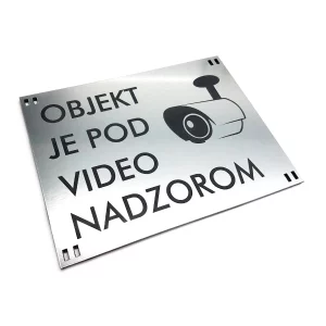 srebrna tablica objekt je pod video nadzorom s crno gravuro in luknjicami_TinaDesign