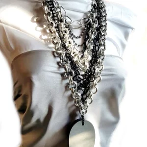 srebrno crna strong ogrlica s ketnicami in medaljonom_TinaDesign