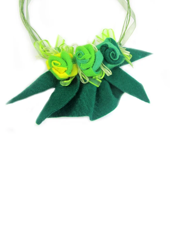 zelena relax ogrlica iz filca z vrtnicami_TinaDesign