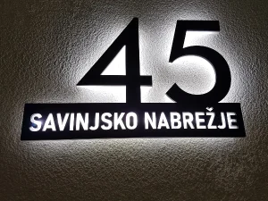 LED 3D hisna stevilka z izrezanim napisom na debelejsi crti Tina Design