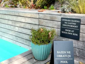 antracit tabla z belim napisom stenska in samostojeca dvojezicna Tina Design
