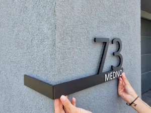 kotna mat crna hisna stevilka z napisom na fasadi Tina Design