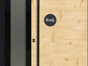 crna okrogla ploscica za vrata z belim napisom Tina Design