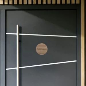 lesena okrogla ploscica za vrata z napisom Tina Design